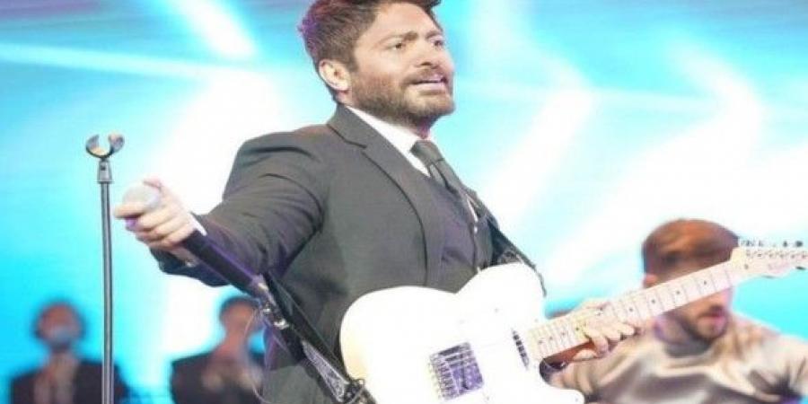 تامر حسني يتجاوز قلقه على نجله ويعلّق على حفله الأخير