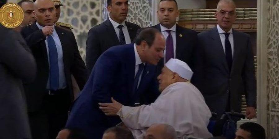 الرئيس السيسي يقبل رأس الدكتور أحمد عمر هاشم خلال أداء صلاة عيد الأضحى