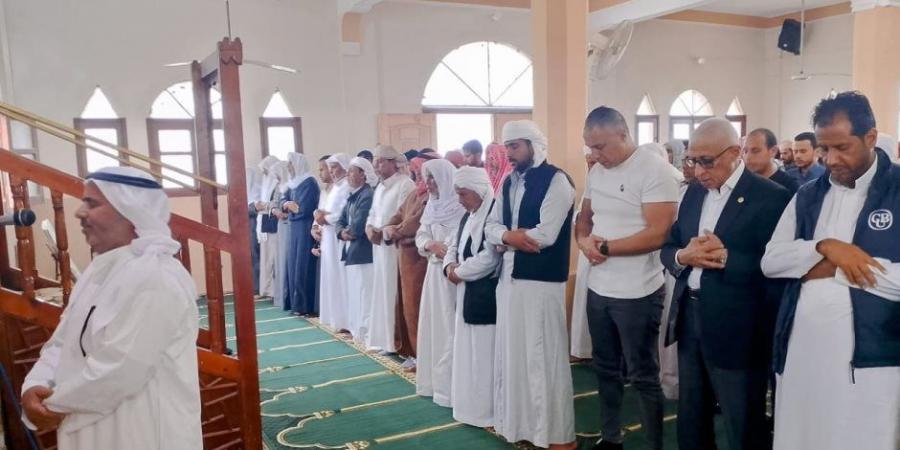 محافظ شمال سيناء يؤدي صلاه العيد وسط جموع المواطنين في مسجد الشلاق بالشيخ زويد  (صور)
