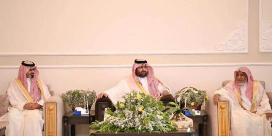 أمير منطقة جازان يعايد الشيخ معافا