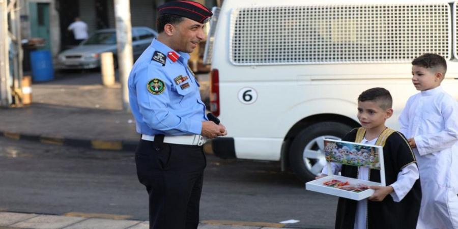 الأمن يوزع الحلوى على المواطنين بمناسبة عيد الأضحى