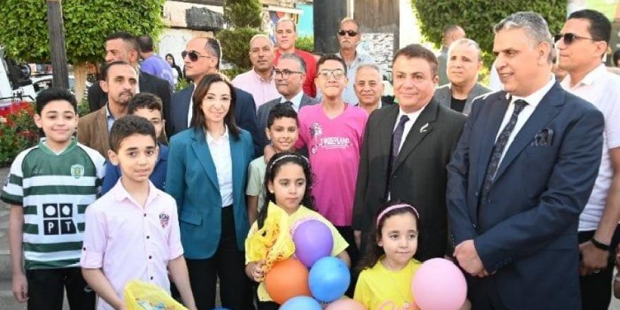 محافظ البحيرة تُشارك المواطنين فرحة العيد وتوزع الهدايا على الأطفال