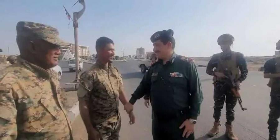 وزير الداخلية يتفقد النقاط الأمنية بعدن في أول أيام عيد الأضحى المبارك