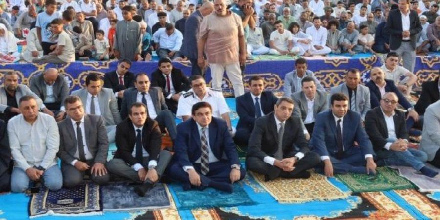 محافظ السويس يؤدي صلاة عيد الأضحى بقرية العمدة وسط حشد من القيادات والأهالي