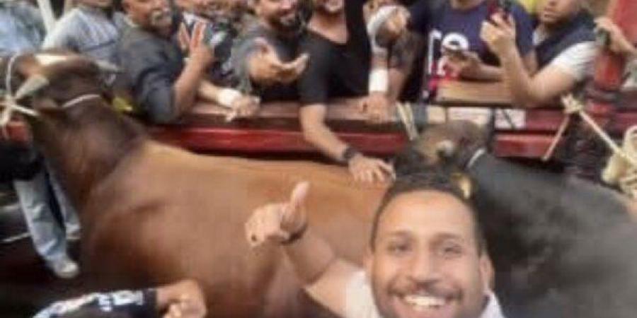 «ضحيت وسط أهلي».. أحمد العوضي يحتفل بعيد الأضحى بين جيرانه في عين شمس (فيديو)