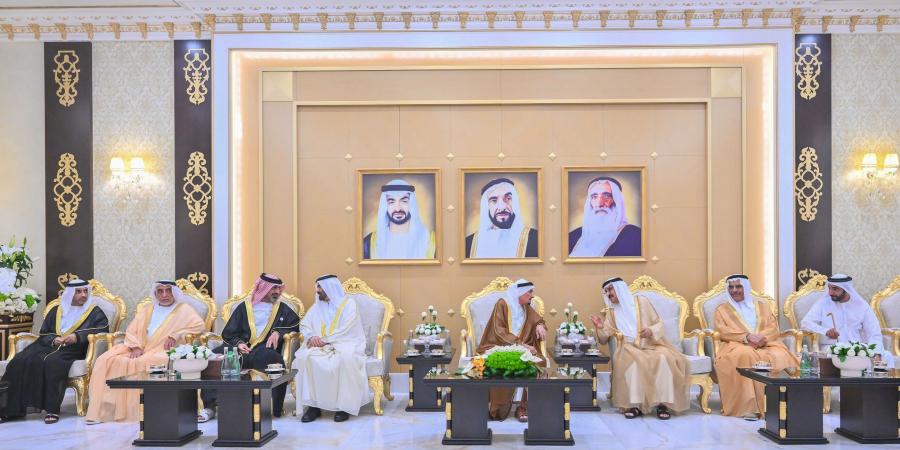 حاكم عجمان ووليّ عهده يواصلان استقبال المهنّئين بعيد الأضحى المبارك