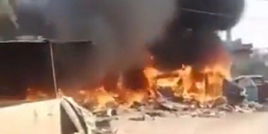 احتراق عدد من الباصات في البداوي- طرابلس جراء اندلاع حريق أمام محل لبيع قطع السيارات