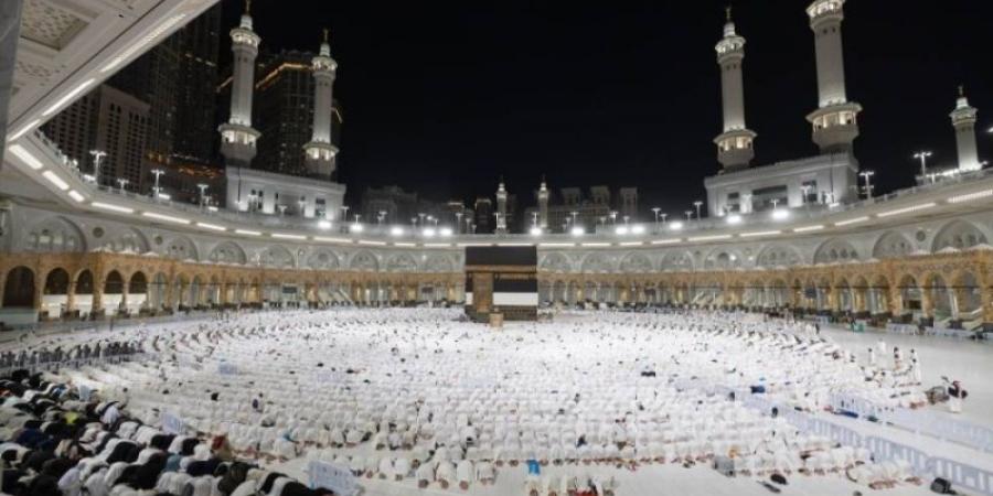 ضيوف الرحمن يؤدون طواف الإفاضة بأجواء إيمانية