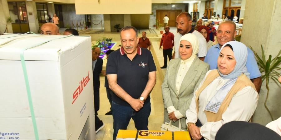محافظ أسيوط يسلم جهاز عروس لفتاة يتيمة ضمن