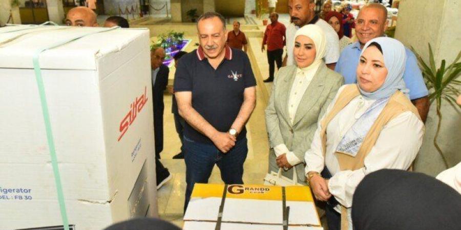 محافظ أسيوط يسلم جهاز عروس لفتاة يتيمة ضمن جهود الدعم المجتمعي