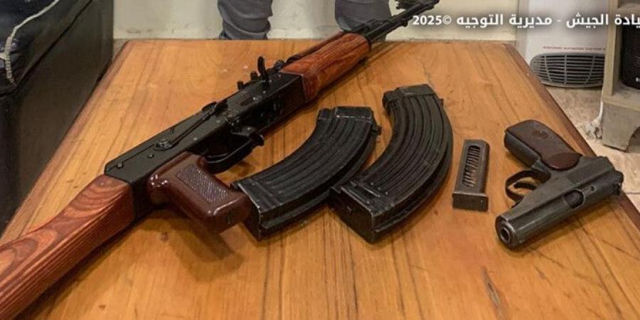الجيش: دهم منازل مطلوبين في صور وتوقيف 4 أشخاص وضبط أسلحة وذخائر