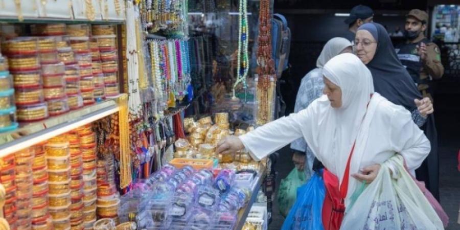 هدايا الحجاج.. عادة بعد أداء مناسك الحج للتعبير عن الروحانية والروابط الاجتماعية