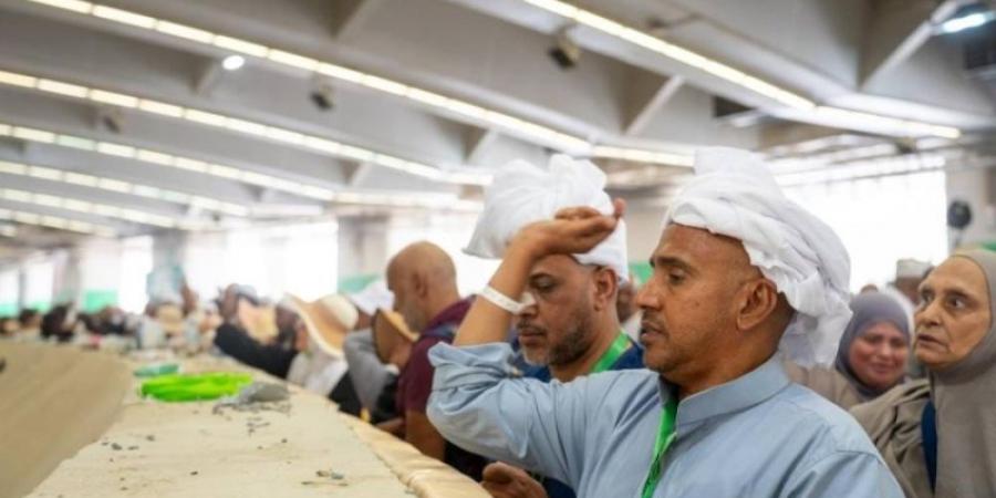 ضيوف برنامج خادم الحرمين يرمون الجمرات الثلاث في ثاني أيام التشريق