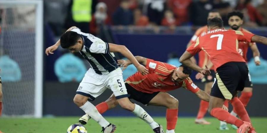 باتشوكا يتقدم بهدف نظيف أمام الأهلي في الشوط الأول