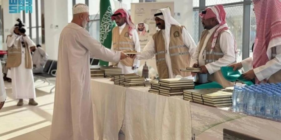 الشؤون الإسلامية تواصل توزيع هدية خادم الحرمين عبر خمسة منافذ بالشرقية