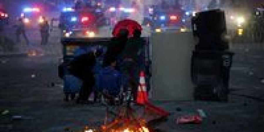 تصعيد خطير في لوس أنجلوس: ترامب ينشر 700 من مشاة البحرية وسط احتجاجات عنيفة وحاكم كاليفورنيا يتوعد بمقاضاته