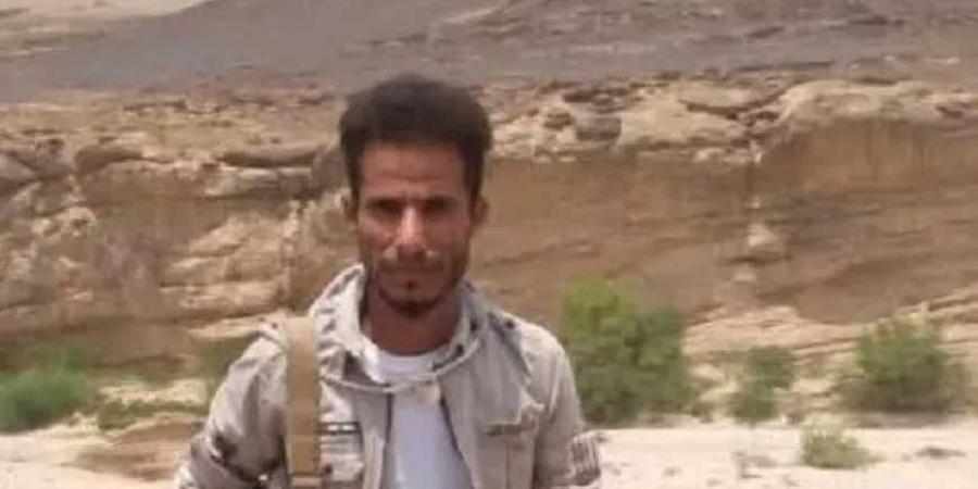 جندي في قوات العمالقة يقتل زميله ويلوذ بالفرار
