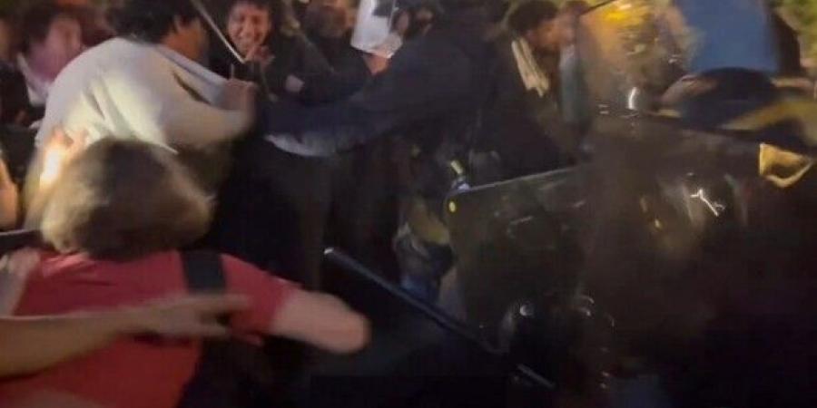 اشتباكات بين الشرطة الفرنسية ومتظاهرين يطالبون بإطلاق سراح ناشطي سفينة "مادلين"