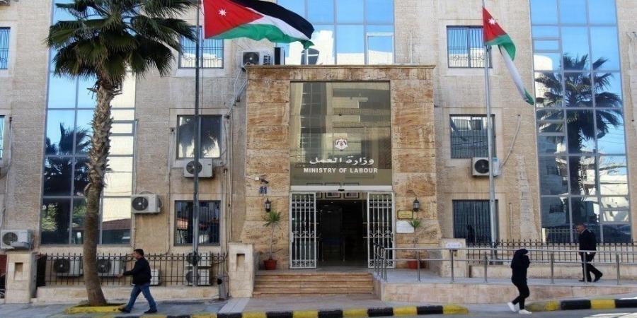 وزارة العمل تؤكد استمرار برنامج "عمل أفضل" لقطاع المحيكات