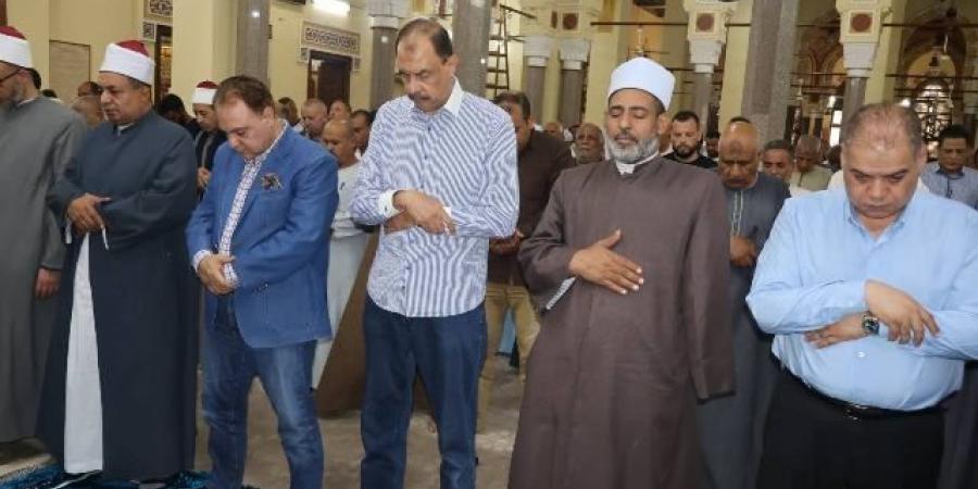 محافظ سوهاج يؤدي صلاة الجمعة ويلتقي المواطنين عقب الصلاة