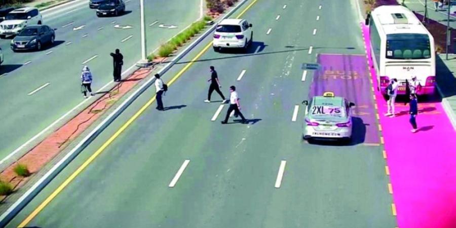 مشاة يتسببون في حوادث خطرة على طرق رئيسة بالدولة خلال 2024
