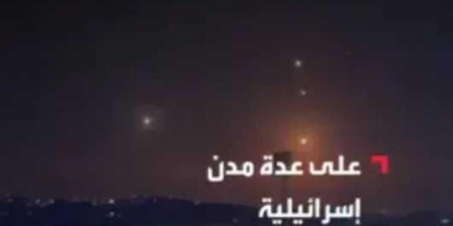 شاهد: لحظة سقوط صواريخ إيرانية على تل أبيب واستهداف مقر وزارة الحرب الإسرائيلية