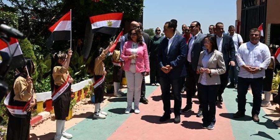 خلال زيارته للبحيرة رئيس الوزراء يتفقد مدرسة الابتدائية بزاوية صق