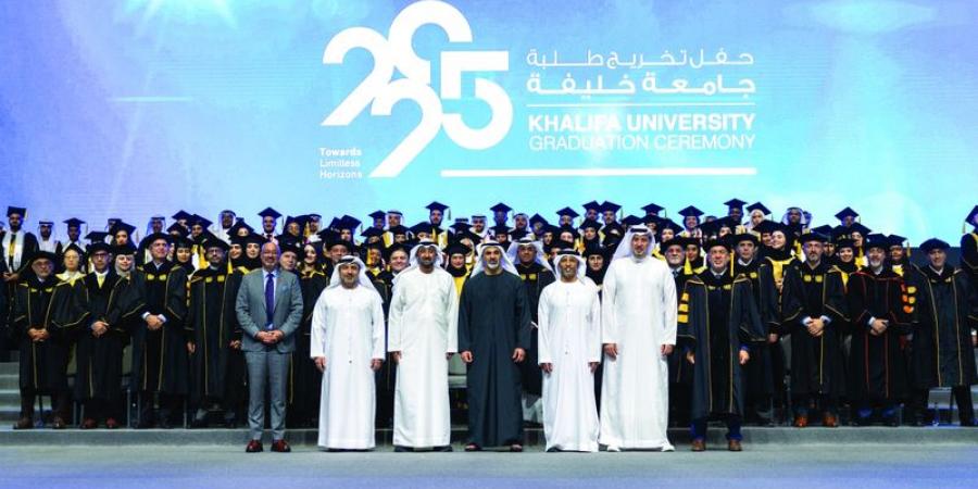 خالد بن محمد يشهد حفل تخريج جامعة خليفة لعام 2025