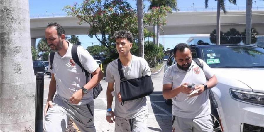 إمام عاشور يصل فندق إقامة الأهلي عقب خضوعه لعملية في الترقوة
