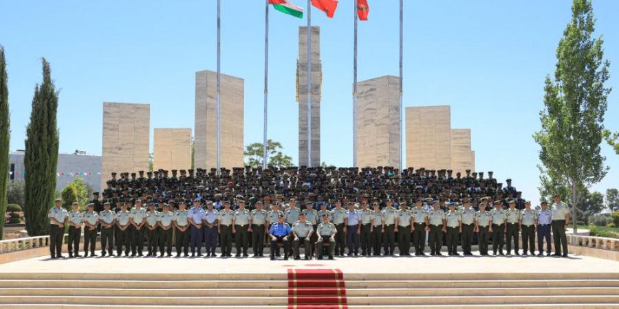 مندوباً عن الملك.. الحنيطي يرعى حفل تخريج كلية القيادة والأركان الملكية الأردنية