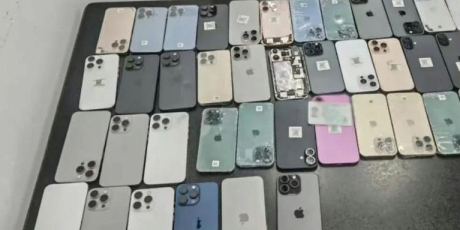 مسافر صيني حاول تهريب 42 هاتفًا داخل كرسي متحرك