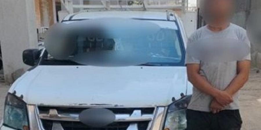ضبط سائق وضع إشارة خلفية عالية الإضاءة بسيارته الربع نقل فى الجيزة 