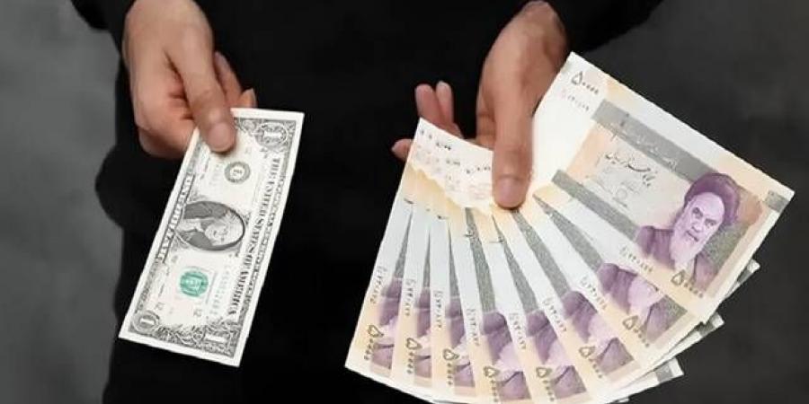 العملة الإيرانية تهوي 10% مقابل الدولار منذ بدء الهجمات الإسرائيلية