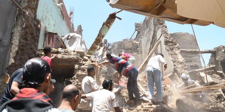 محافظ قنا يشرف على استخراج جثمان طفلة من تحت الأنقاض بعد انهيار منزلها بدندرة.. صور