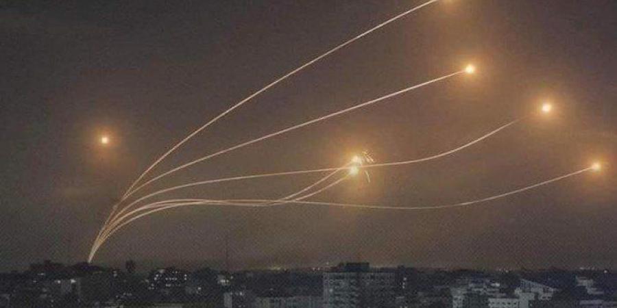 صواريخ إيران تحلق نحو إسرائيل وجيش الاحتلال يستنفر ويفعل صافرات الإنذار