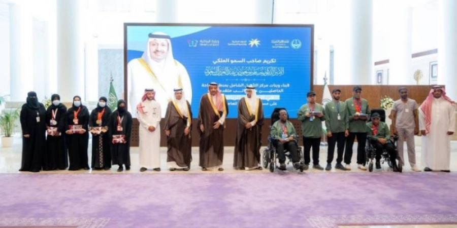 أمير الباحة يكرم لاعبي نادي ذوي الإعاقة بالمنطقة