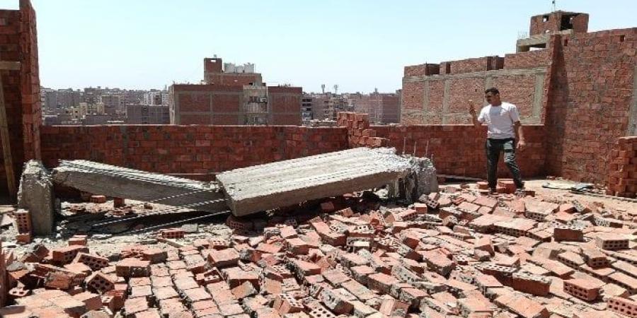 محافظ الجيزة يتابع إزالة 3 أدوار مخالفة بعقارات في حي الهرم