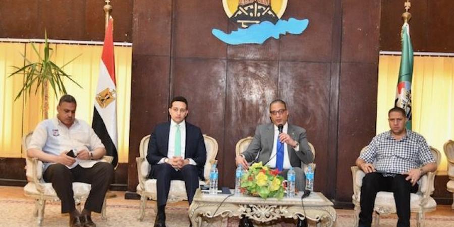 محافظ الفيوم يناقش آليات تحديث المخططات الاستراتيجية العامة للقرى