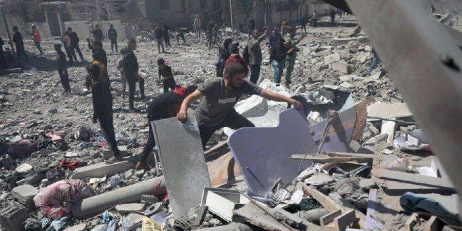 بينهم طفل.. شهداء وجرحى في قصف إسرائيلي بوسط غزة