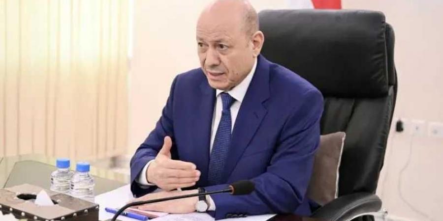 الرئيس العليمي يجتمع بقيادة الحكومة في عدن وسط تصاعد الأزمة الاقتصادية