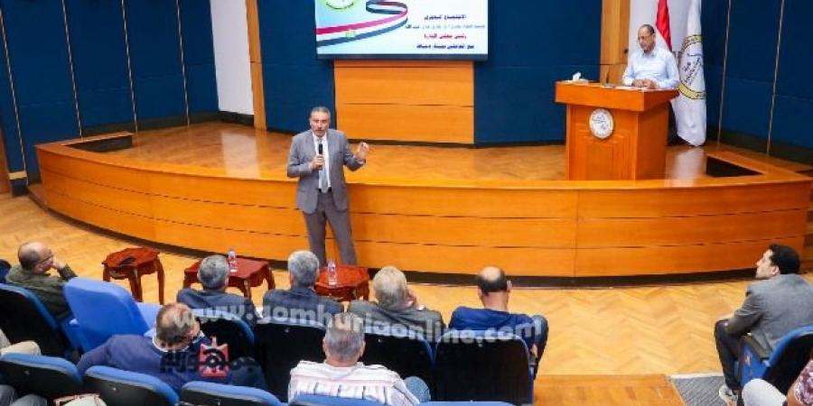 رئيس هيئة ميناء دمياط يشكر العاملين لجهودهم لرفع معدلات الإنتاج 
