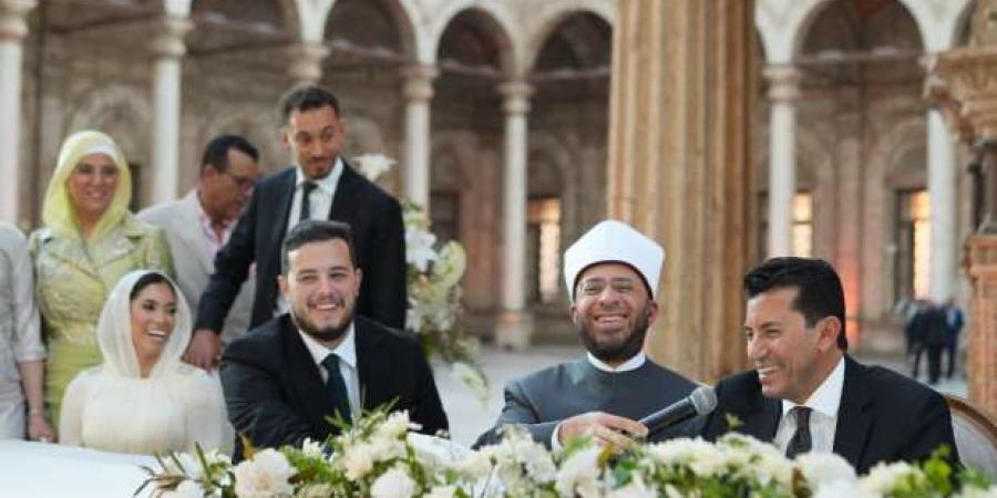 وزير الرياضة يحتفل بعقد قران ابنته بحضور رئيس الوزراء.. صور