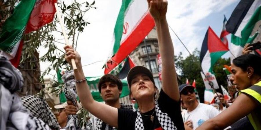 عشرات آلاف المتظاهرين في لندن دعما لإيران وغزة