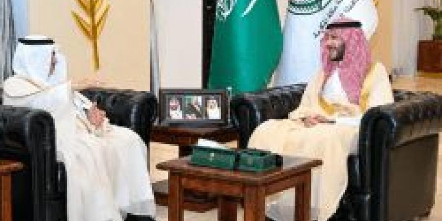محافظ الطائف يستعرض جهود تنمية الغطاء النباتي ويشيد بتكامل الجهود البيئية