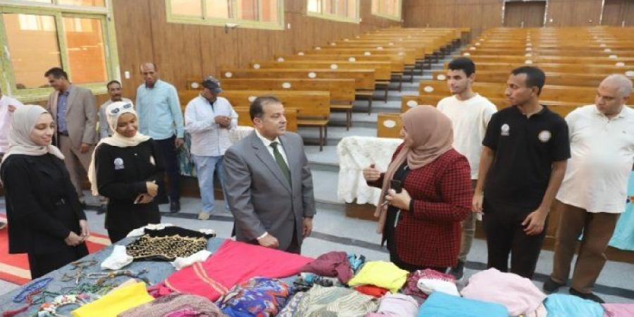 افتتاح معرض خيري للملابس ضمن مبادرة الخير بجامعة جنوب الوادي