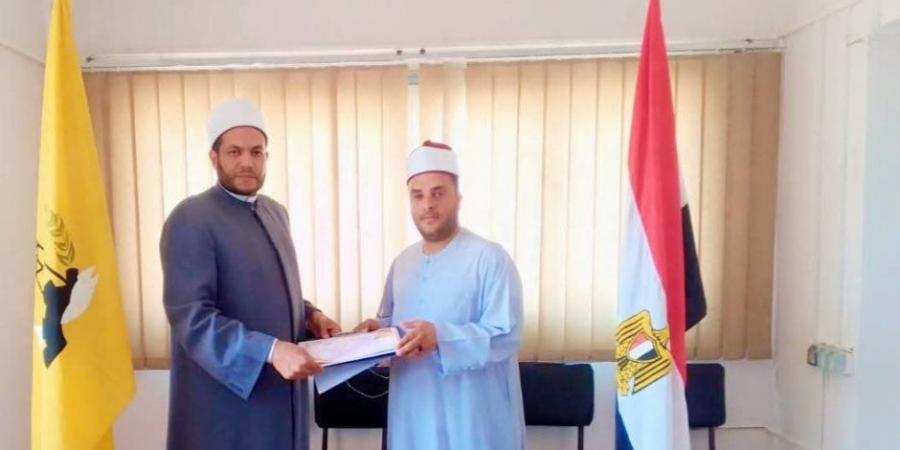 إمام مسجد بالعريش ينقذ حياة مواطن اصيب بغيبوبة سكر أثناء أداءه للصلاة.. أعرف التفاصيل (صور)