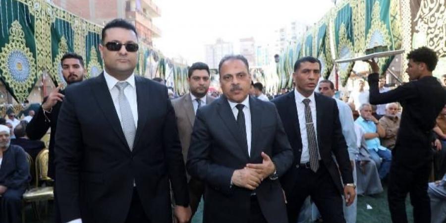 محافظ الشرقية يُؤدى العزاء فى وفاة نائب هيئة النيابة الإدارية