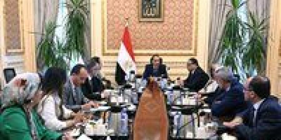 رئيس الوزراء يلتقي اللجنة الاستشارية للاقتصاد الكلي لمتابعة إجراءات للتحوط من تداعيات التصعيد الإقليمي