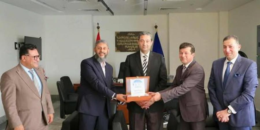 محافظ دمياط يناقش المشروع التجريبي لتعزيز التكيف مع تغير المناخ 