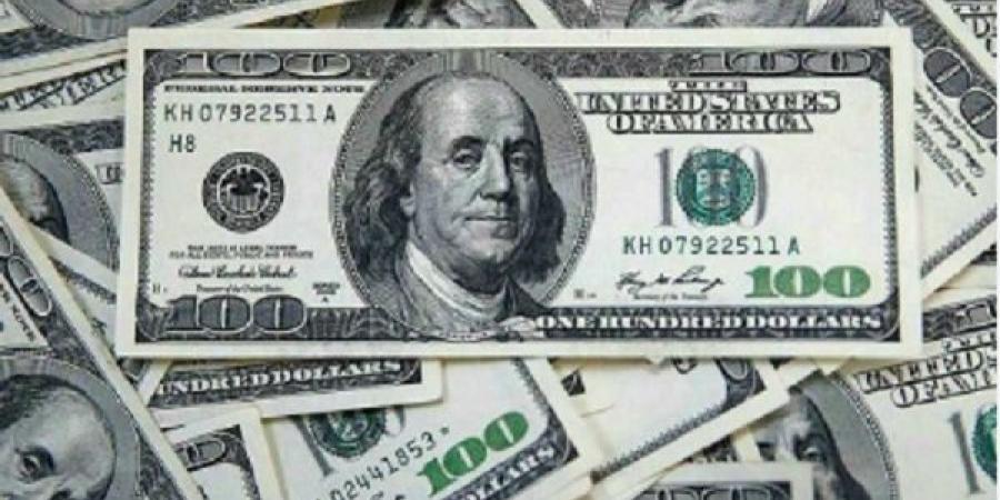 الدولار الأميركي يرتفع قليلاً مع لجوء المستثمرين للملاذات الآمنة
